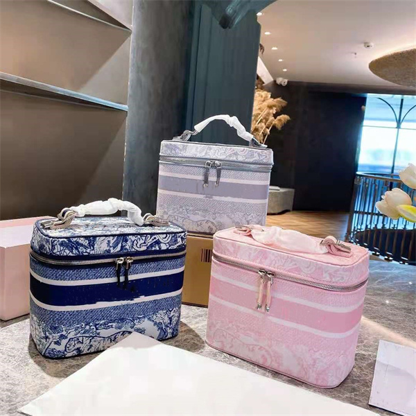 

Designer style cosmetic bags ladies luxury quality shoulder bag handbag wrist strap handbags wallet embroidered pattern fabric multi-color optional large capacit, Pink