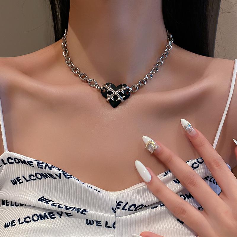 

Bangle Hip Hop Love Cross Necklaces For Women Metal Clavicle Chain Sweet And Cool Temperament Black Necklace Jewelry Accssories