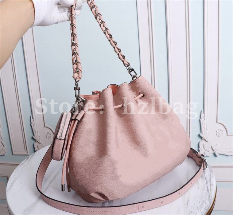 

Bella bucket bag Wallet Galet Gray Mahina perforated calf leather Round coin purse drawstring versatility Women Luxurys Designers Shoulder Bags, Color 02