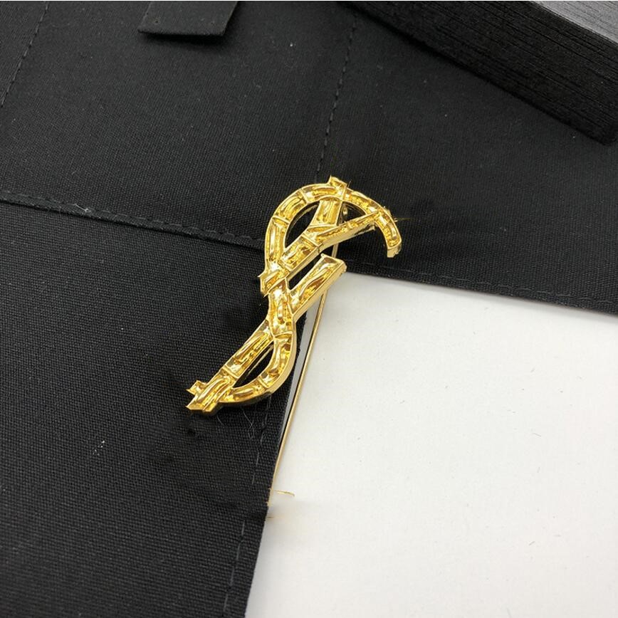 

2021 European and American high-end letter brooch female metal glossy net red suit clothes pin unisex high quality
