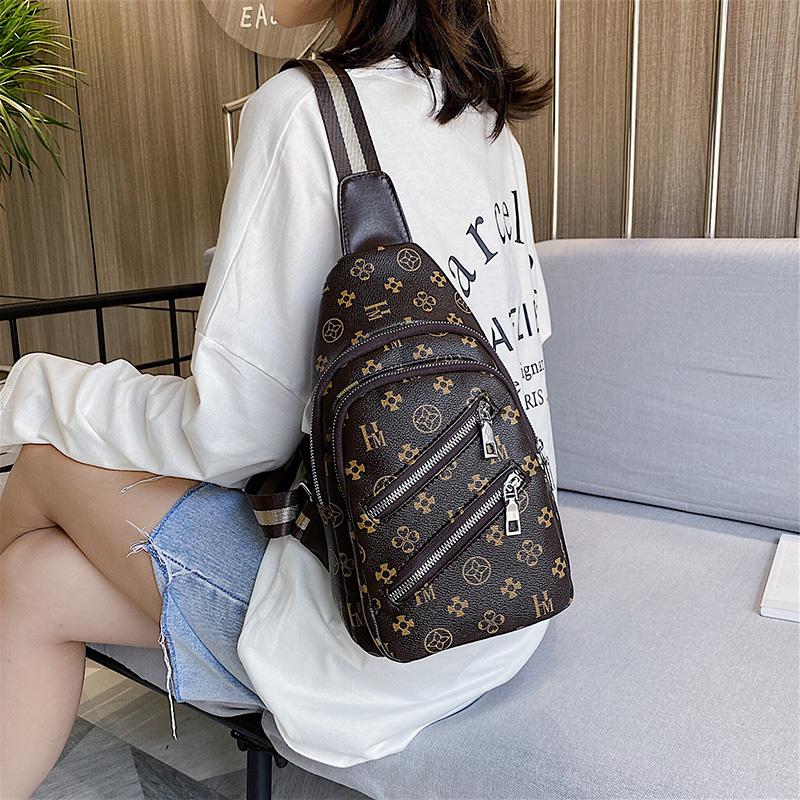 

Cross Body Soft PU Leather Crossbody Bags Classic Flower Messenger French Style Elegant Shoulder Bag Unisex Luxurious Chest Package, Beige