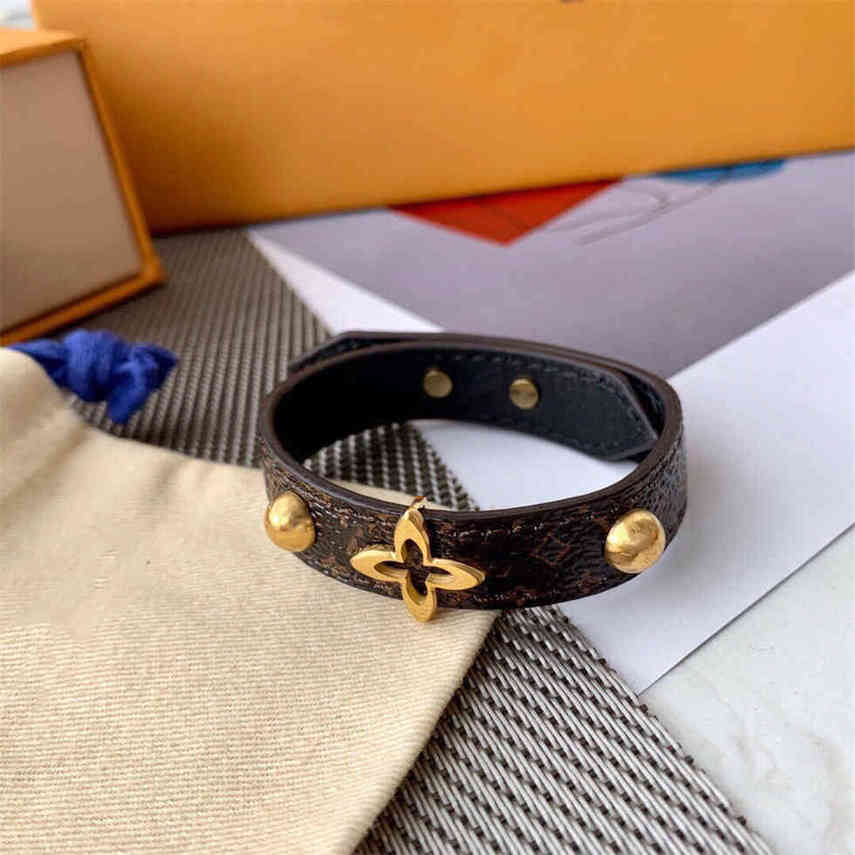 

2021 luxury jewelry bracelet women leather digner bracelt with brand high-end elegant four leaf flowers pattern couple, Golden;silver