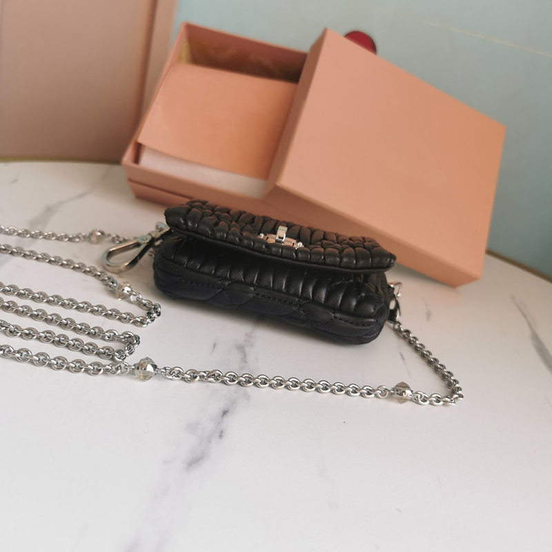 

2021 the most mini card bag imported lamb skin 5tt124 inside the skin rotate the lock to open and close removable shoulder strap bag