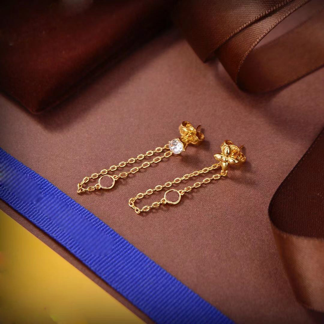 

Fashion Cute Ear Stud Letter Clover Stamp 18k Gold Plate with Austrian Crystal Earring Lady Diamond Studs Lovers Gift Designer Jewelry Fast Delivery Box