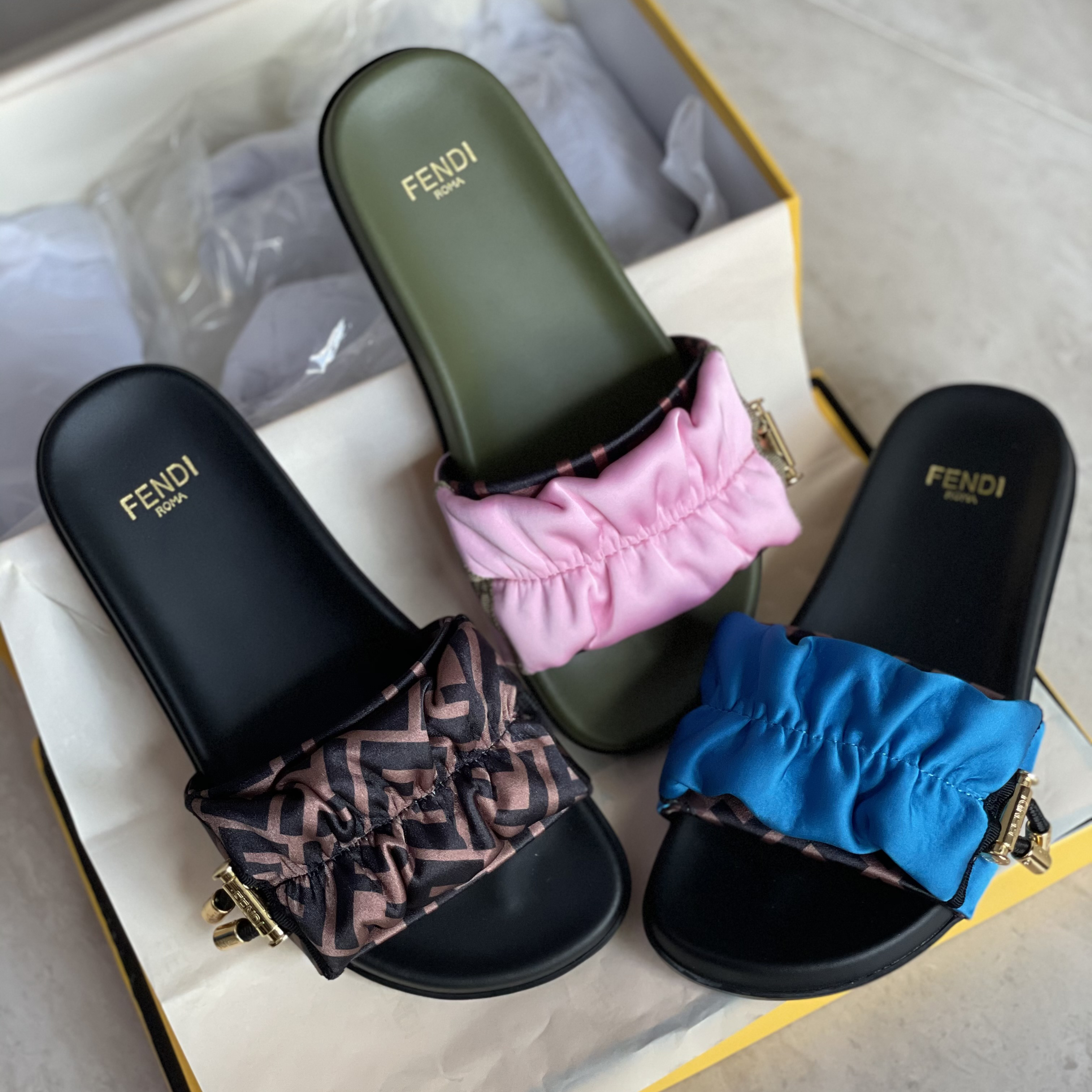 

Designer satin slides Women Flat Slipper gold-finish logo stopper drawstring Fashion Brand Wide-band flat slide Summer Beach sandals 3 Color, Black