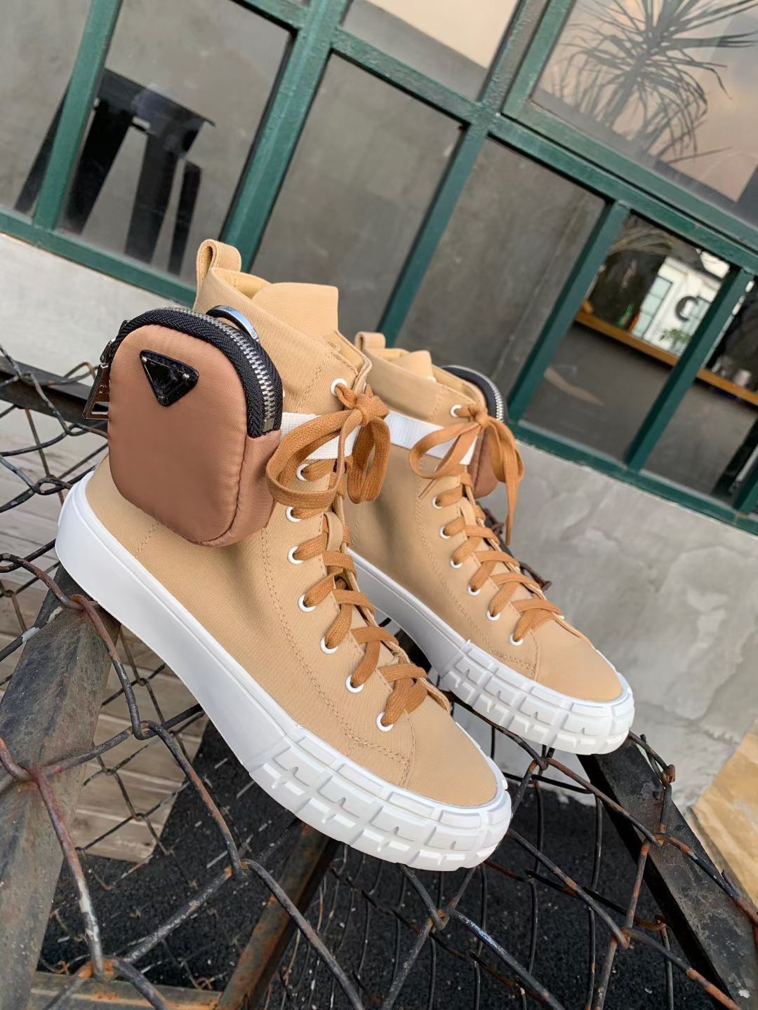 

Mens luxe luxurys design High top shoes women Sneakers with bag White Black Lace-up Flat Trainers size 35-45 mjk002