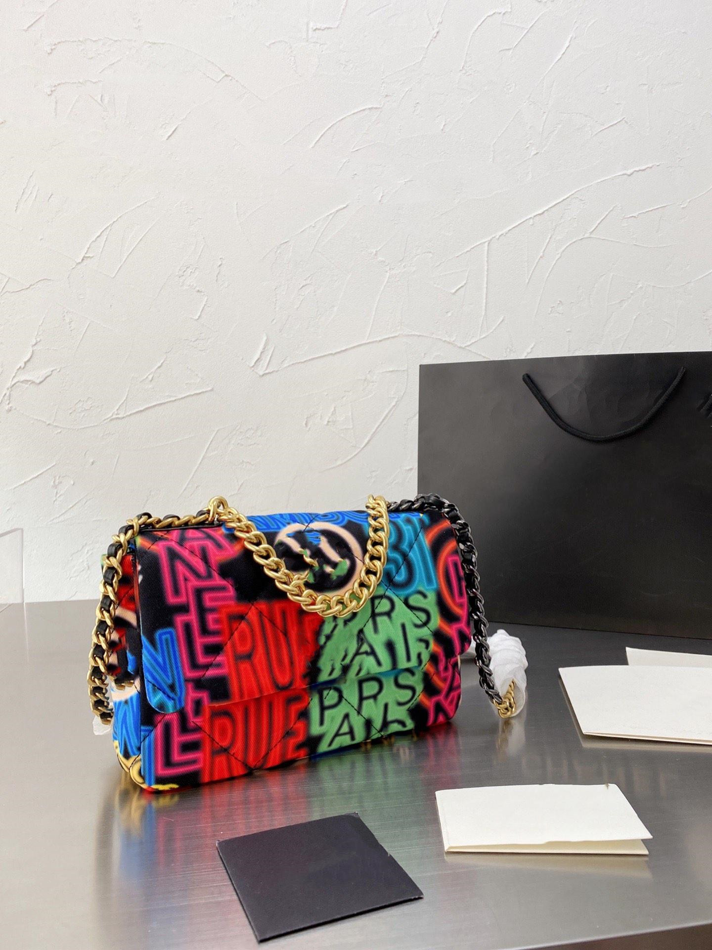 

2021 High-end Flap bag summer season color cloth fluorescent Overall modelling continuation of the classic elements and more particularly, Multi