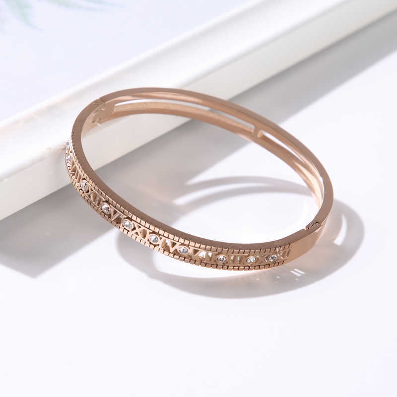 

Luxury Hollow Roman Numerals Letter Stainless Steel Bangles for Women Cz Crystal Rinestone Women's Bracelet Jewelry Girl Gift Q0719