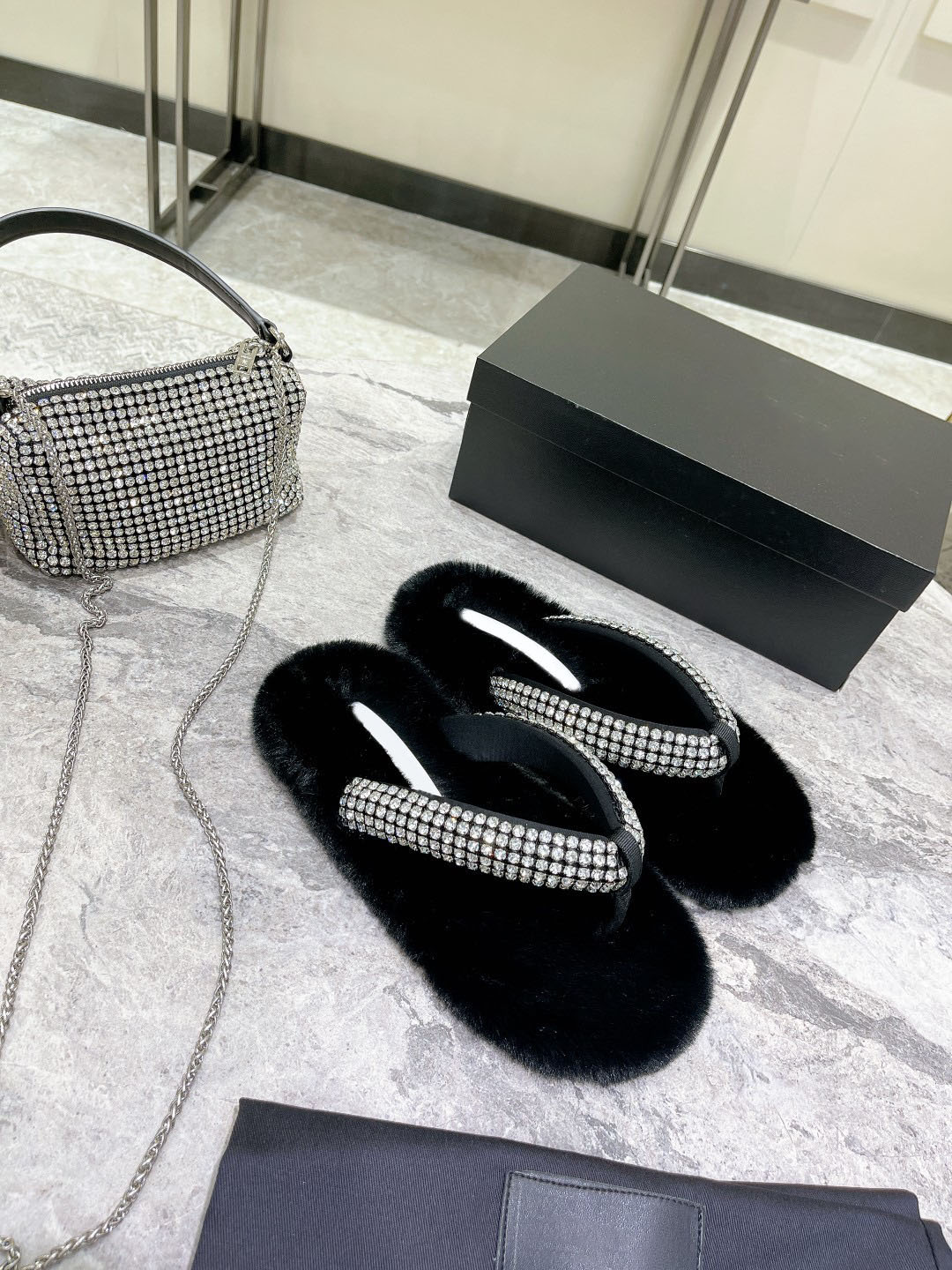

2021 autumn winter woolen slippers Rhinestone chain design non slip rubber outsole complete packaging sizes 35-39, Black
