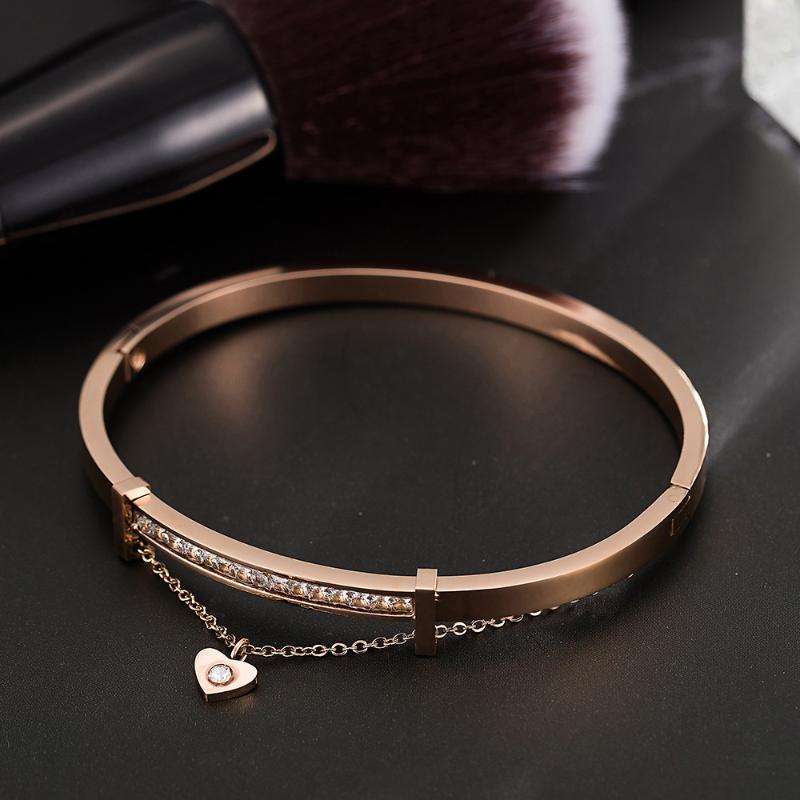 

Wristwatches 2021 Product Net Red Magnet Watch Niche Design Exquisitely Designed Cute Peach Heart Pendant Diamond Bracelet Female, Gold