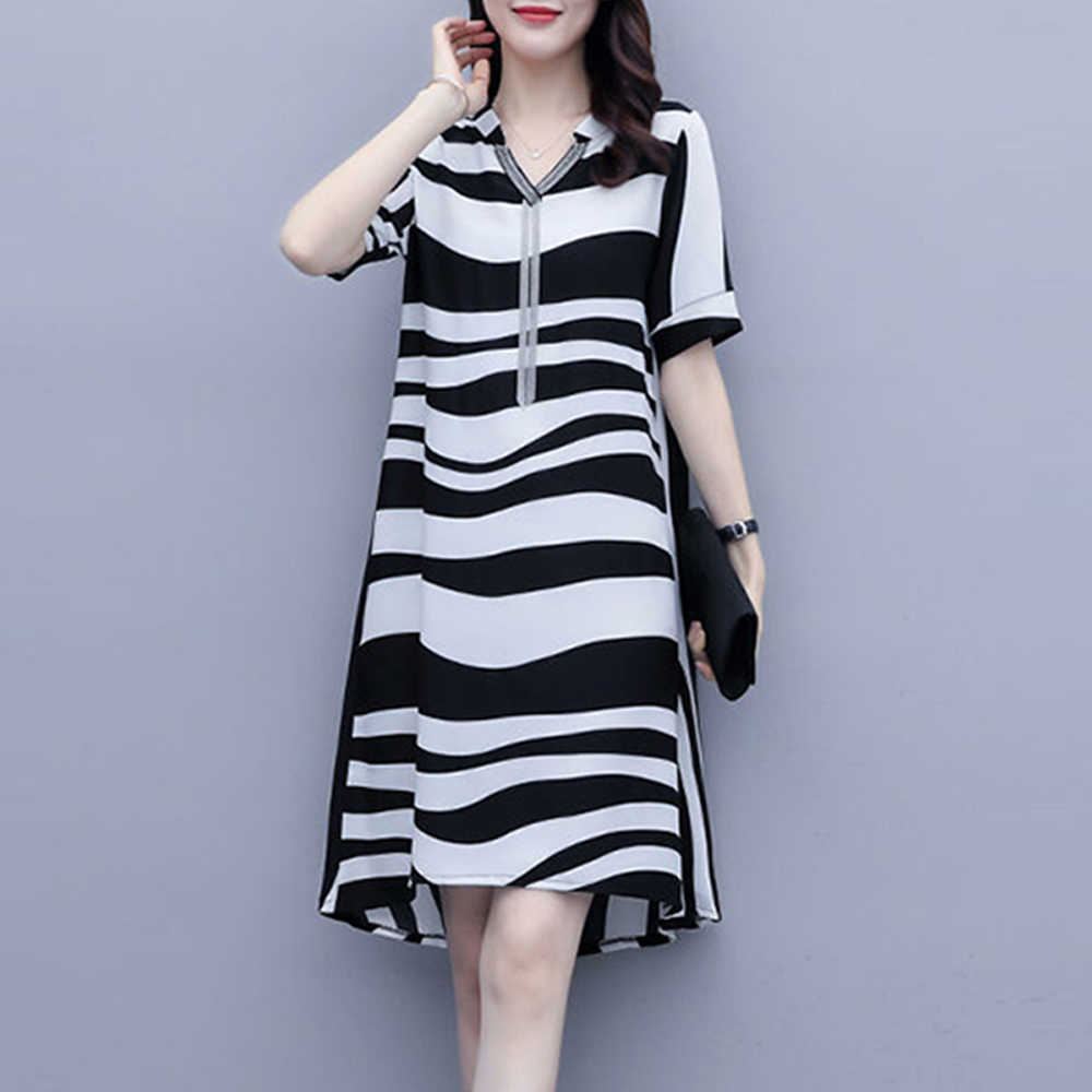 

Fashion Plus Size Stripe Print Women Dress Casual Loose Tassels Decor Chiffon Elegant Lady Black White V Neck A-line 210526