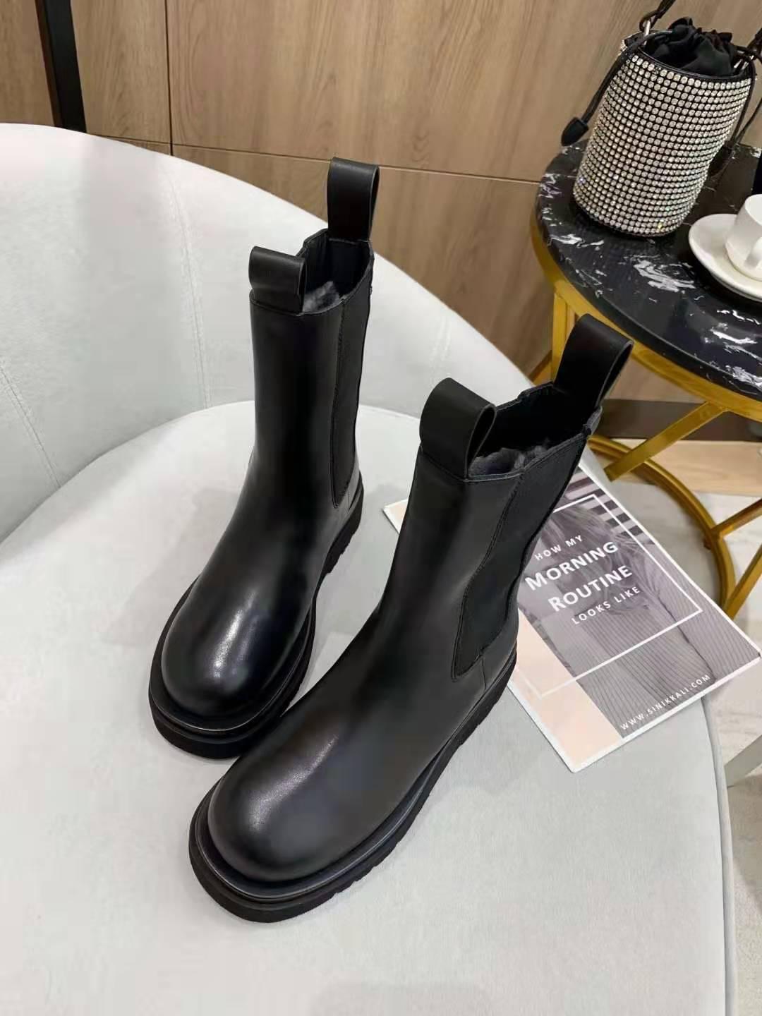 

2021 luxury female designer boots Martin desert Flamingo love arrow leather medal thick non slip winter size us36-41, Black