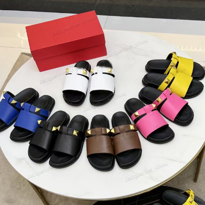 Designer Mode Pantoufles Été Cuqcurskin Real Cuir Sexy Rivets Femmes Diapositives Sandales Beach Blanc Blanc Bleu Fuchsia Café