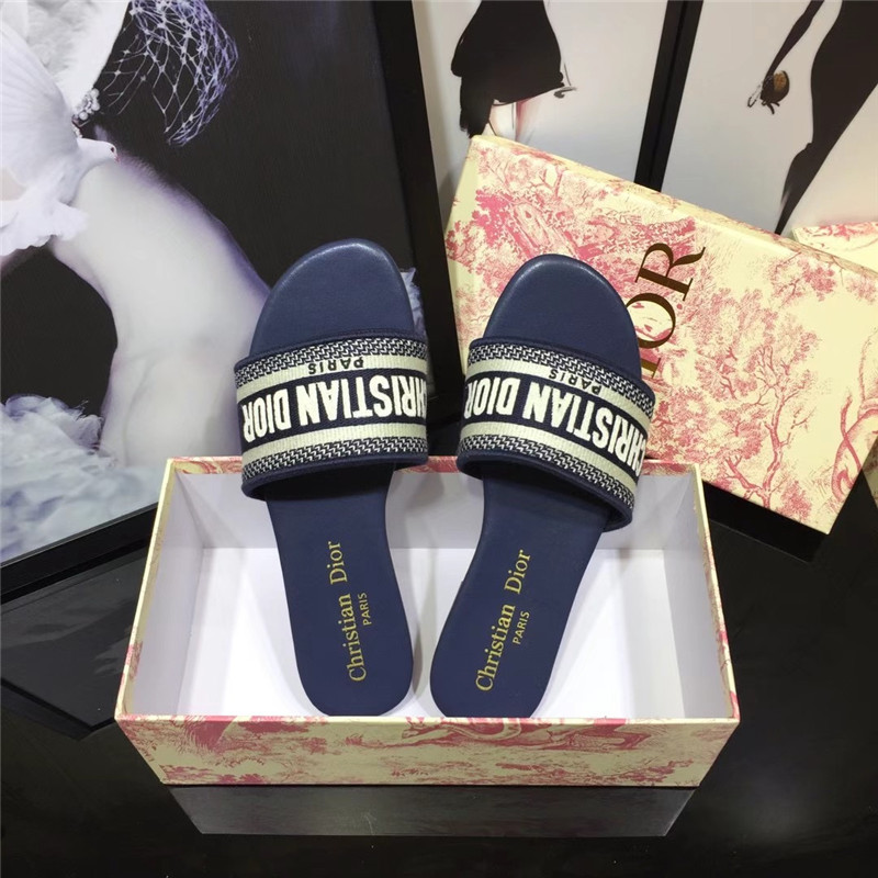 

Brand Paris Women Slippers 1:1 Summer Beach Fashion Girls Leather D Slides Top Quality AAAAA Flip Flops Loafers Sexy Embroidered Dupe Sandals Shoes 35-42