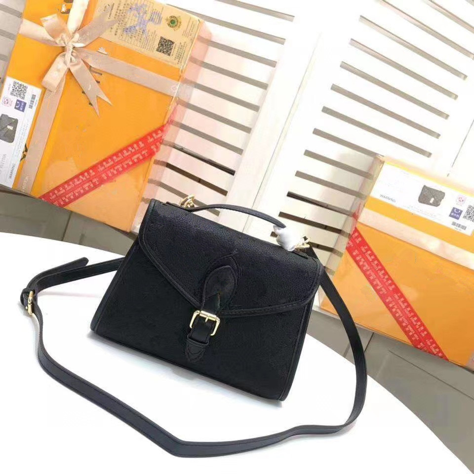 

2021 designer new messenger bag lady L shoulder bag leather handbag luxury fashion Paris presbyopia embossed bag Christmas gift, Cream