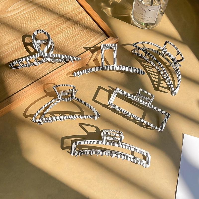 

Hair Clips & Barrettes 2021 Vintage Retro Zebra Fashiom Women Hollow Metal Claw Stripe Geometric Crab Hairpin Accessories, Golden;silver