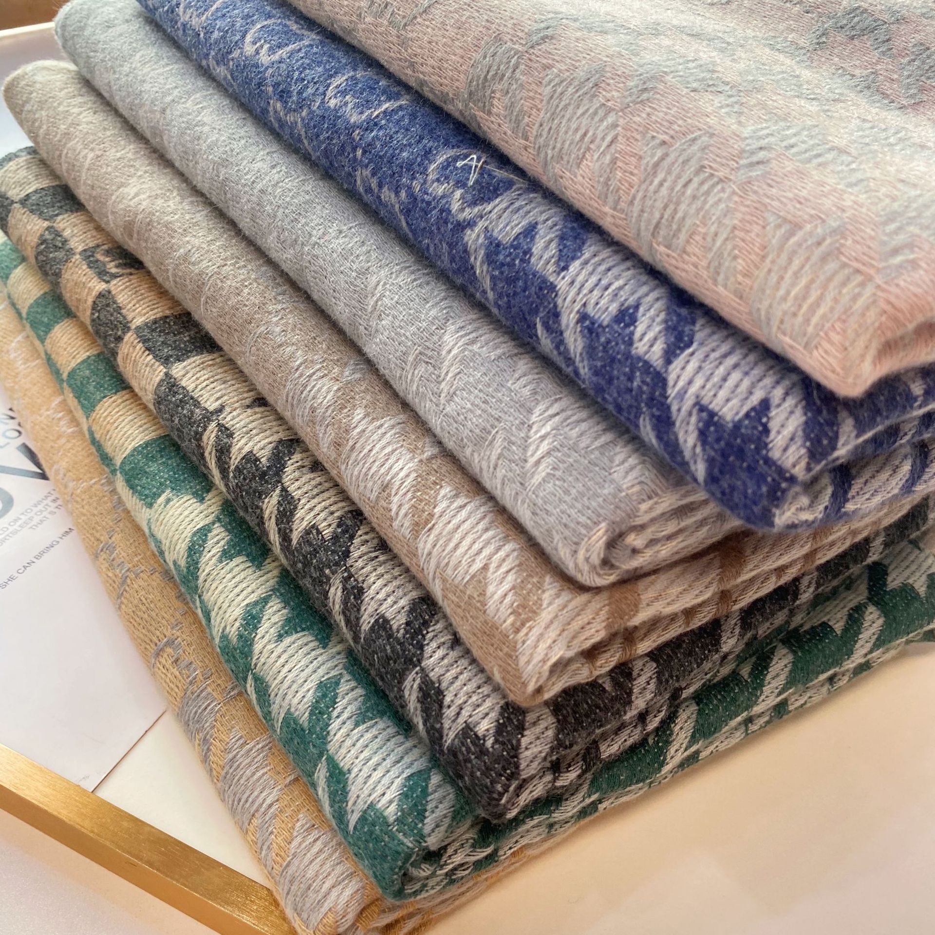 

2021 Autumn and Winter New Chessboard Plaid Houndstooth Shawl Womens Korean-Style Gradient Stitching Cashmere-like Plaid Scarf Wholesale No.