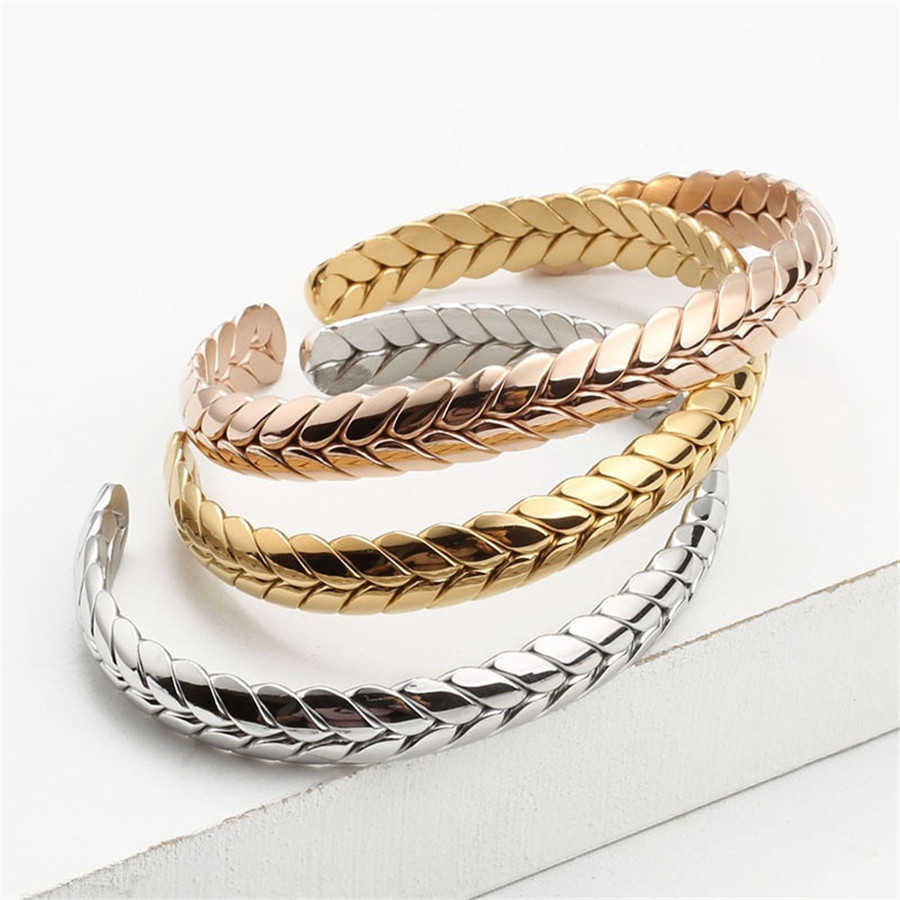 

Stainless Steel Wheat Cuff Bracelet Fashion Keel Titanium C-shaped Twist Couple Braided Men Q0719