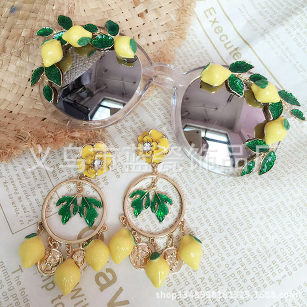 

Fashionable women's Sunglasses lemon fruit transparent round frame sunglasses, White;black