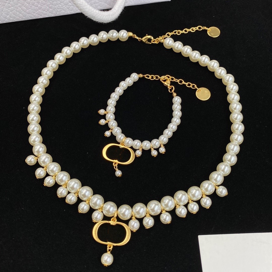 

European and American classic letter pendant necklace pearl fashion clavicle chain and bracelet set female high quality fast delivery