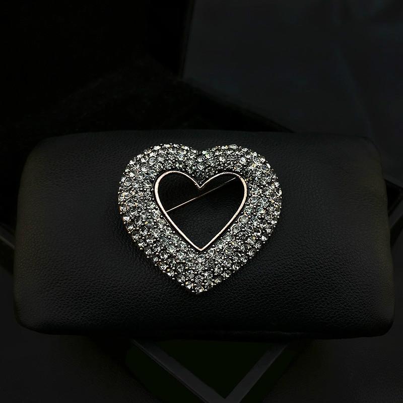 

Pins, Brooches Elegant Heart-Shaped Brooch For Women Suit Graceful Rhinestone Jewelry Pin Valentine's Day Lovers' Gift Scarf Accessories, Gray