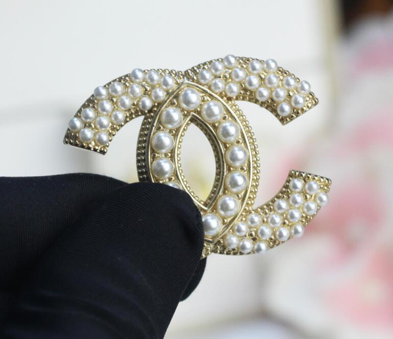 

Size pearl inlaid letter brooch fashionable versatile suit coat sweater accessories brass