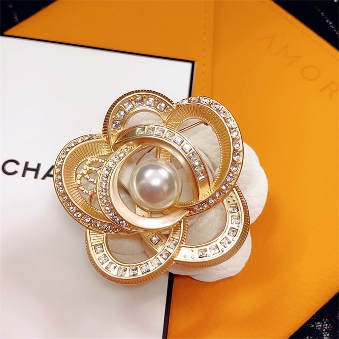 

2021 new xiaoxiangfeng hollowed out Camellia Swarovski Pearl inlaid BroochU, Gray