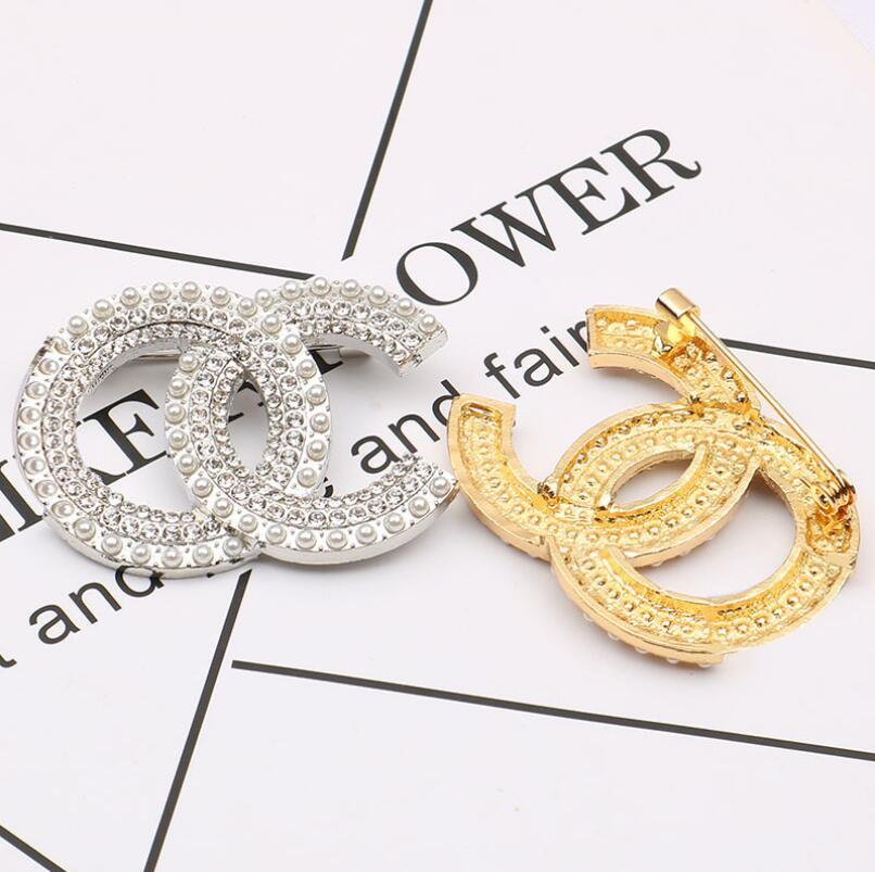 

Women Vintage Designer Brand Double Letter Brooch Pearl Rhinestone Crystal Metal Broochs Suit Laple Pin Fashion Jewelry Accessories Gifts 2 Colors