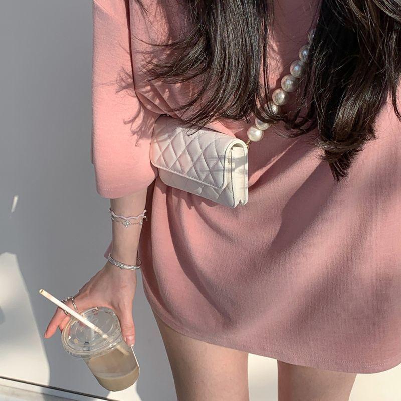 Cross Body Spring 2021 Perle Chaîne Sac à poitrine Version coréenne Diamant Petite carrée Sac à épaule unique Sac à main Femmes
