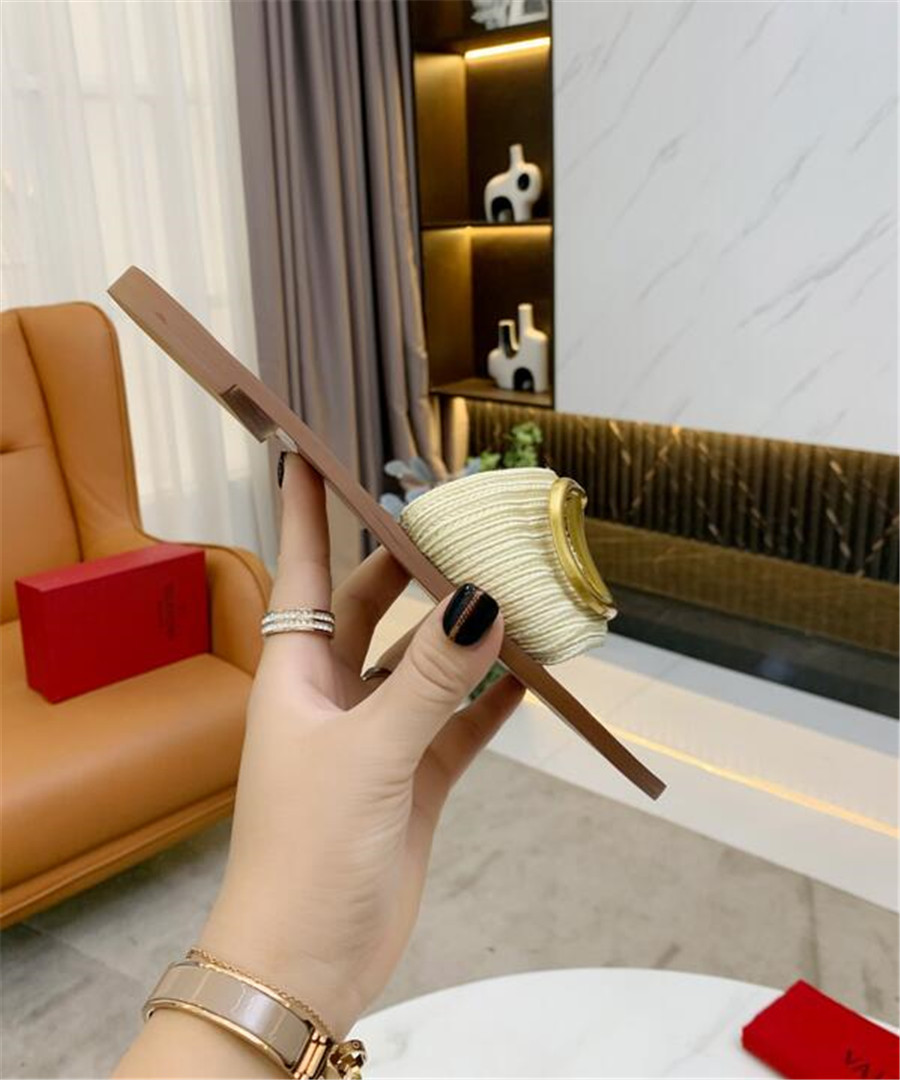 

New Women's Casual Sandals High quality Leather Beach Slippers Woman Transparent jelly shoes Metal buckle flip-flops Classic design Sandal V045415, A box