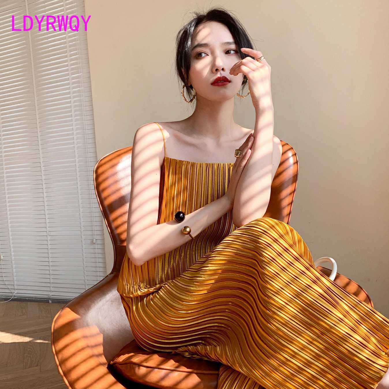 

LDYRWQY Satin embossed comfortable strap dress design Solid Sheath Office Lady Knee-Length Natural Sleeveless 210603, Black