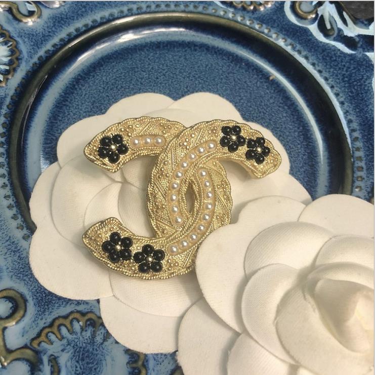 

Black flower inlaid pearl relief letter Brooch, Gray