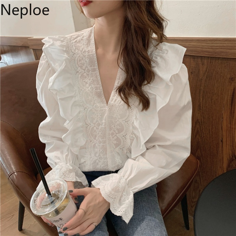 Neploe Temperament Lace Shirts Spring Korean Blouses Women V-neck Embroidery Floral Flare Sleeve Blusas Woman Clothes White Tops 210422