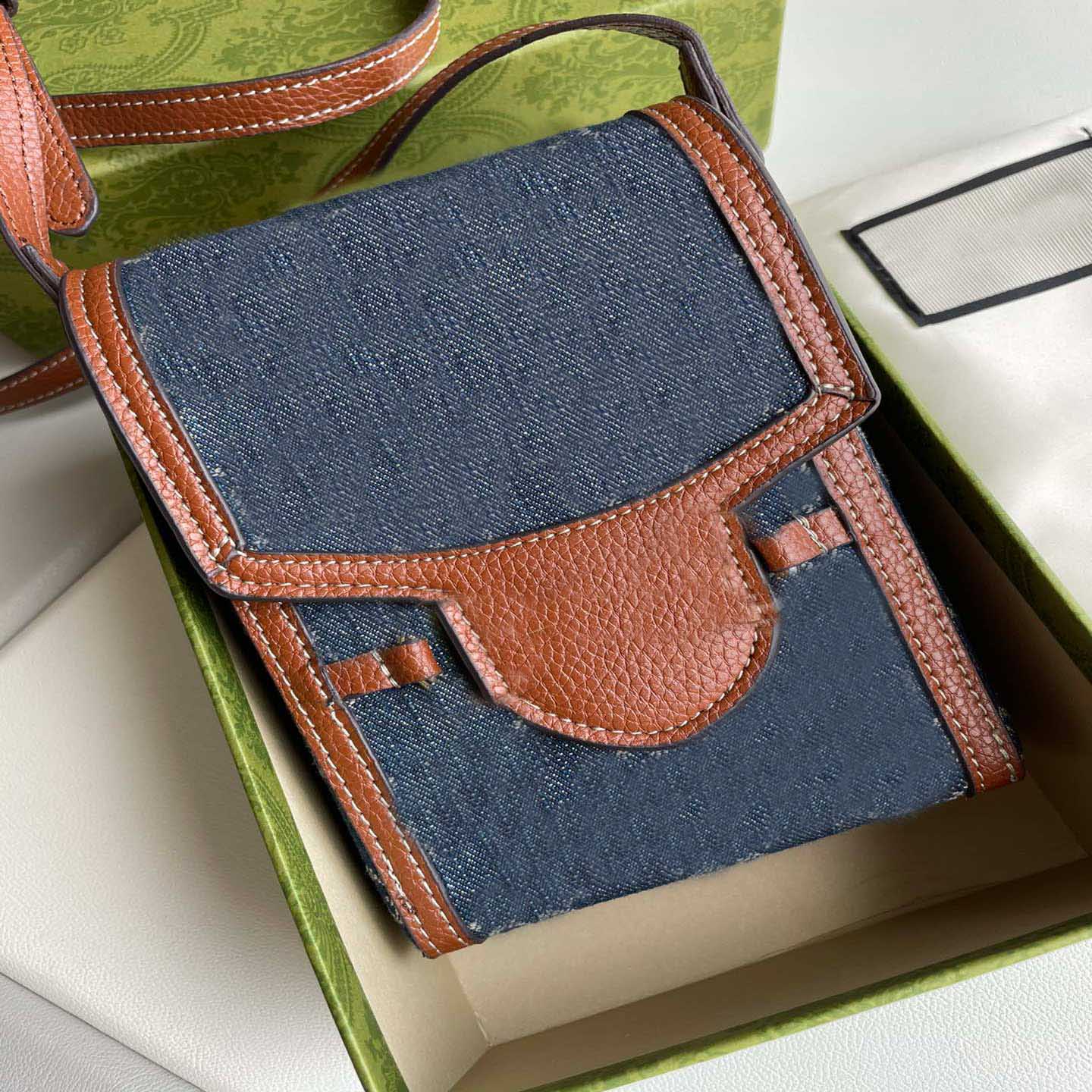 

luxury designer mobile phone bag fashion canvas British noble style horse buckle One Shoulder MessengerBag, White