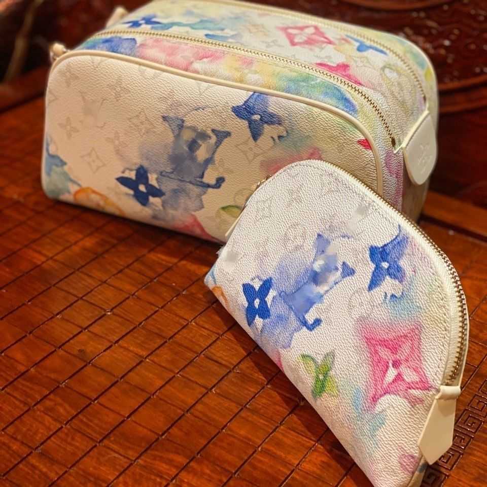

CLASSIC FLOWER New storage small wash watercolor gradient halo dyeing light makeup bag large capacity gift box, White