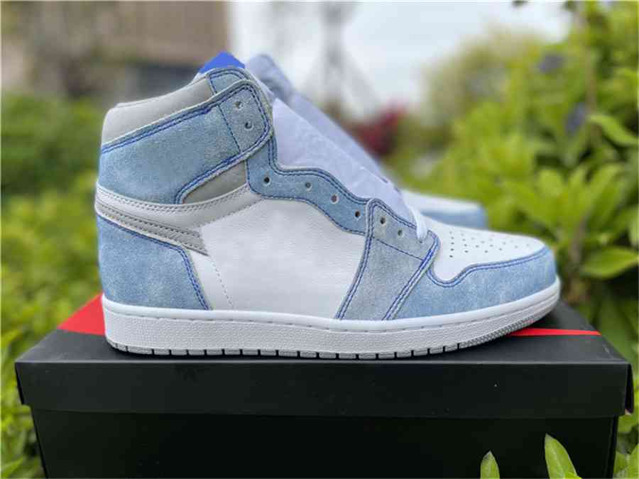 

2021 New Release 1 High OG Hyper Royal Athletic Shoes Men Women Sneakers Light Smoke Grey White Royal Blue Trainers Sports With Original Box