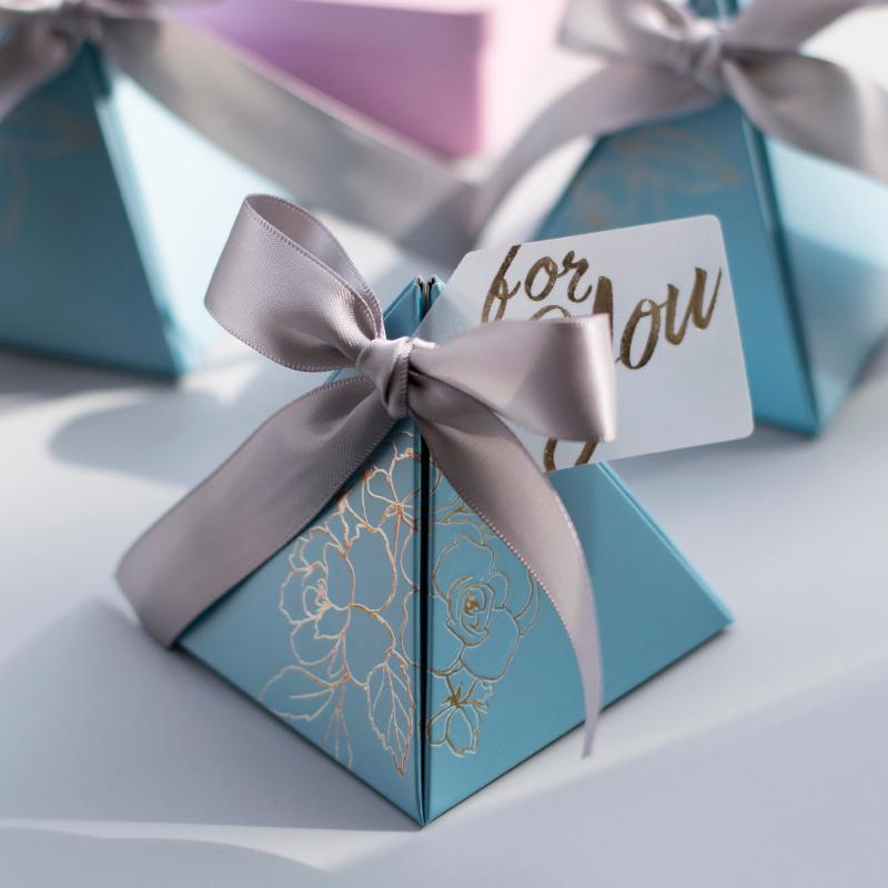 

Gift Wrap Triangular Pyramid Candy Box Wedding Favors And Gifts Boxes Candies Bags For Guests Decoration Baby Shower Party Supplies