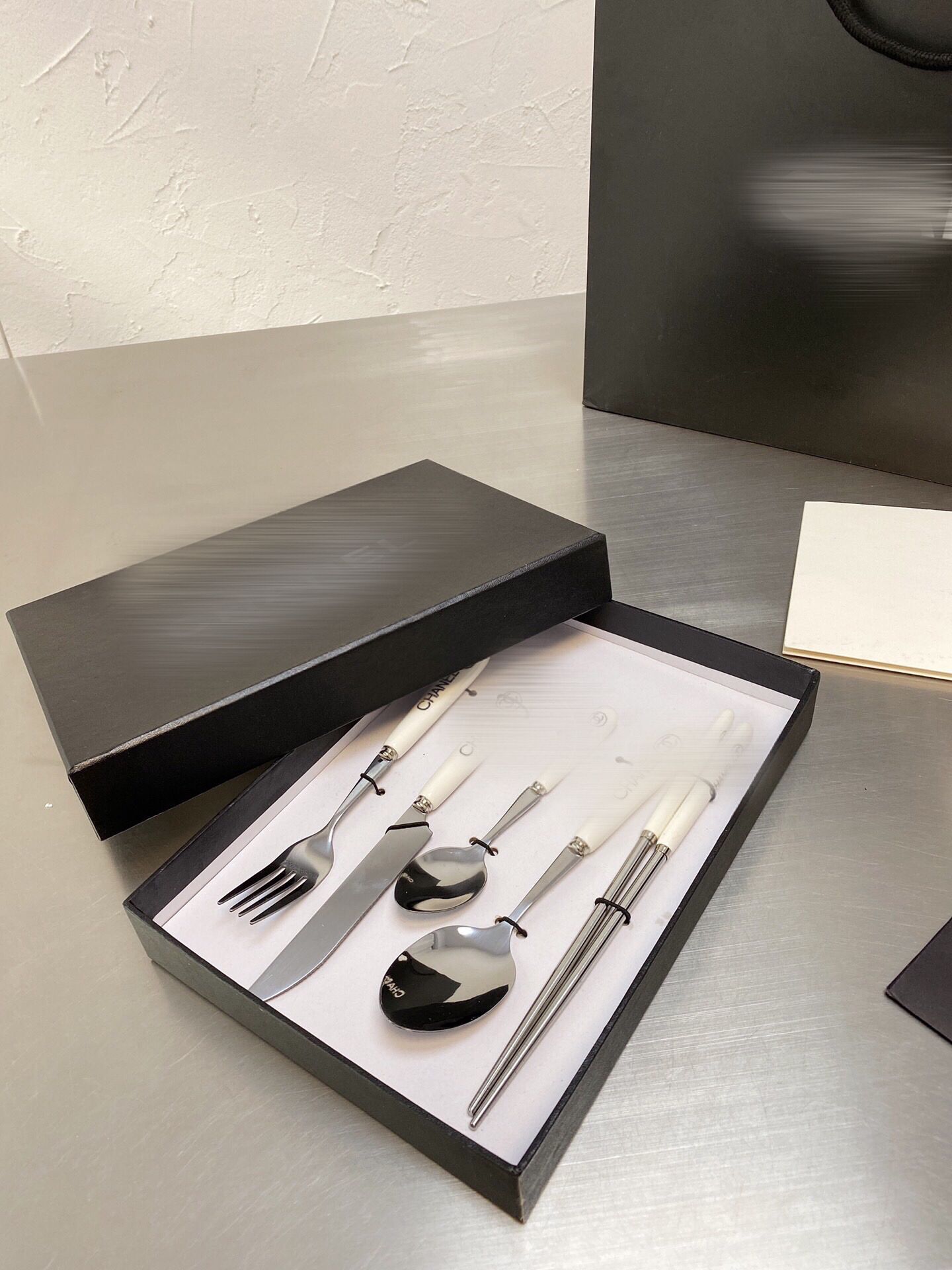 

Luxury dinnerware Sets Signage knife fork chopsticks and spoons 5 pieces 1 set classic 304 stainless steel material for home hotel restauran