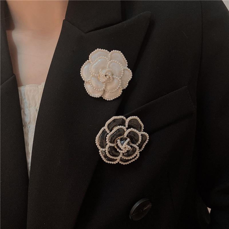 

Pins, Brooches Amorcome Korea Fashion Pearls Black White Enamel Camellia For Women Chic Flower Brooch Pins Jewelry Coat Accessories