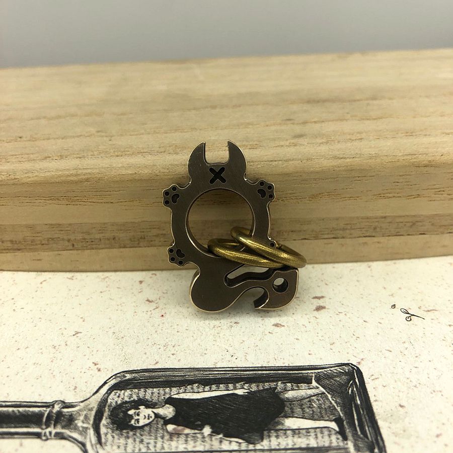 

EDC Retro Brass Knuckles Knife Pendant Rope Pendants Outdoor Survival Tool Bottle Opener self-defense Broken window Tools Factory Direct Sal