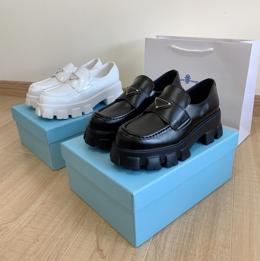 

The latest Classical luxury Designers Dress Flat women casual shoes low-top 100% leather Metal buckle Black white Size 35-40, Red