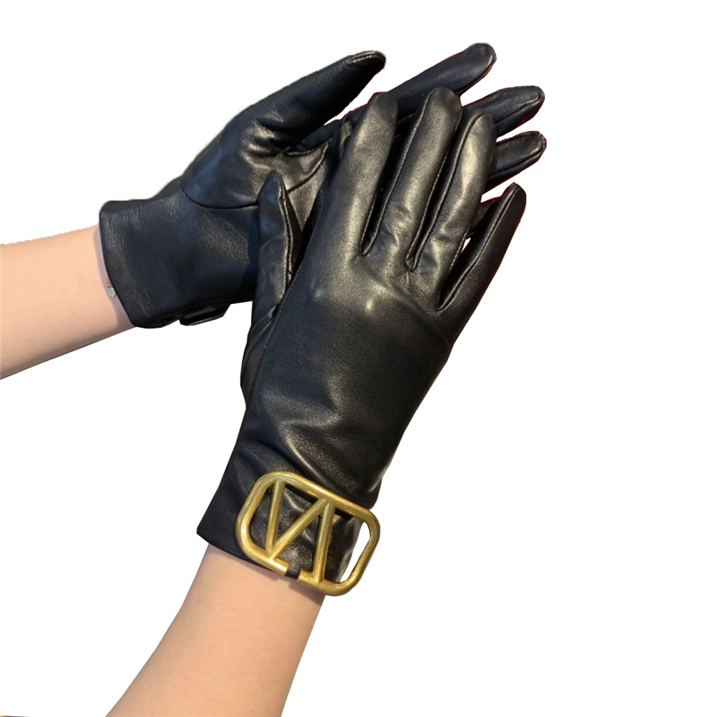 

Womens Hollow Letter Gloves Famous Designers Sheepskin Glove Warm Cashmere Windproof Supplies Women Fashion Accessories With Box