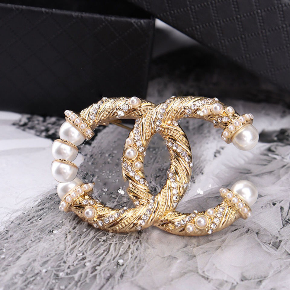 

Luxury Women Designer Brand Letter Brooches 18K Gold Plated Inlay Crystal Rhinestone Beautiful Jewelry Sweater Brooch Pearl Pin Marry Christmas Party Accessories