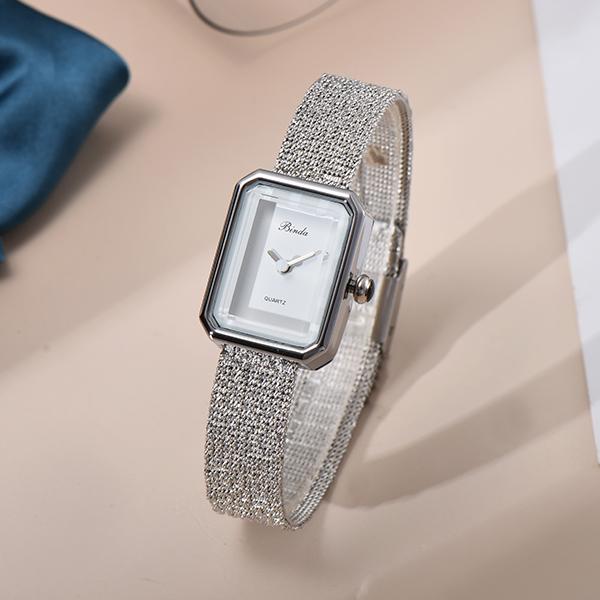 

Qingshe Ladies Watch exquisite simple temperament personality retro waterproof quartz magnet compact dial, Slivery;brown