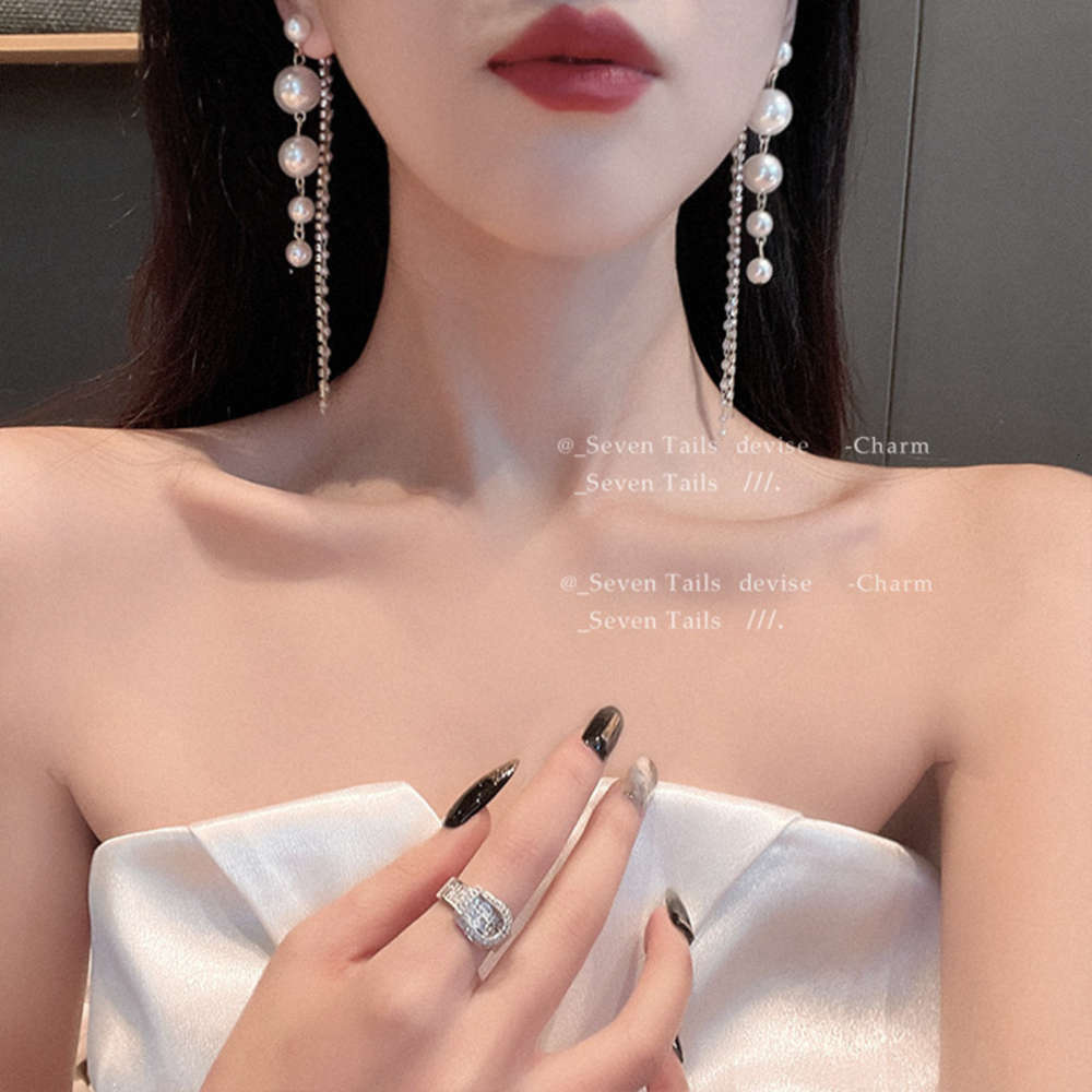 

women's new fashion earrings in 2021, Black