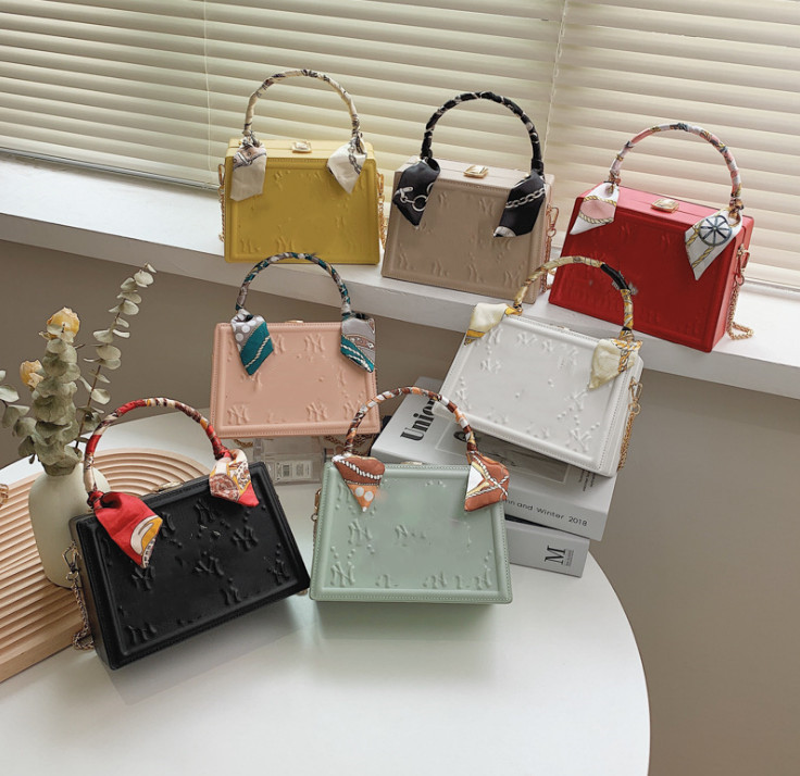 

Designer rhinestones letter silk scarf handbags luxury women embossed crossbody cosmetic bag old kids metal chain one shoulder bags purse Y0055, Black