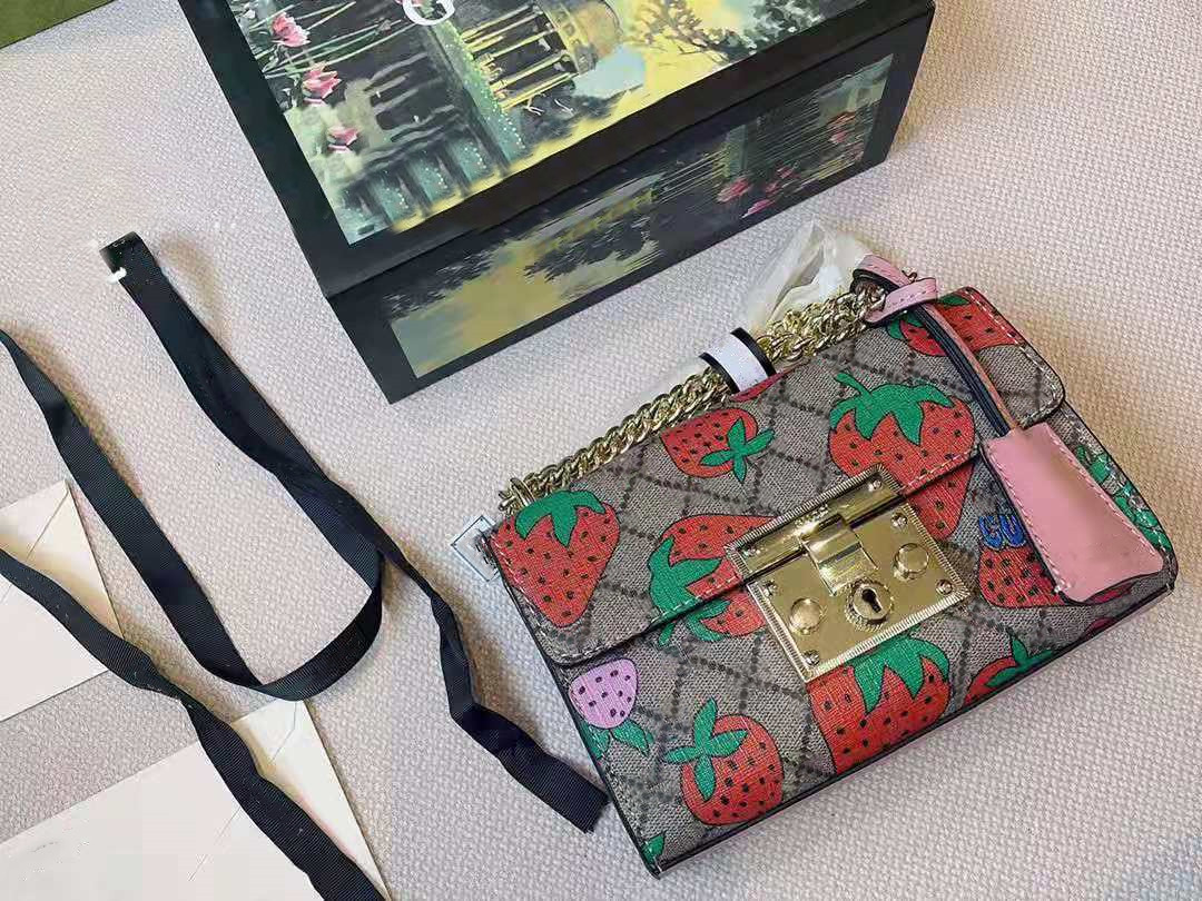 Sac à chaîne à bandoulière unique de haute qualité du créateur, paquet de boîte-cadeau Decor fraise pour femme, taille: 20cm