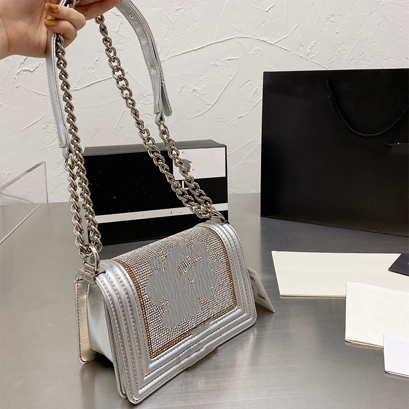 2021 Français classique Femme Femme Full Diamond Carré Square Sacs Sacs Cowhide Luxe Big Logo Street Extérieur Sacoche Chaîne Sac Messenger Sac à
