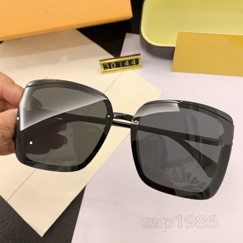 

High quality Full frame fashion Designer sunglasses Large square Men and women casual color Ladies UV400 Lenses can Protect the eyes-with Box