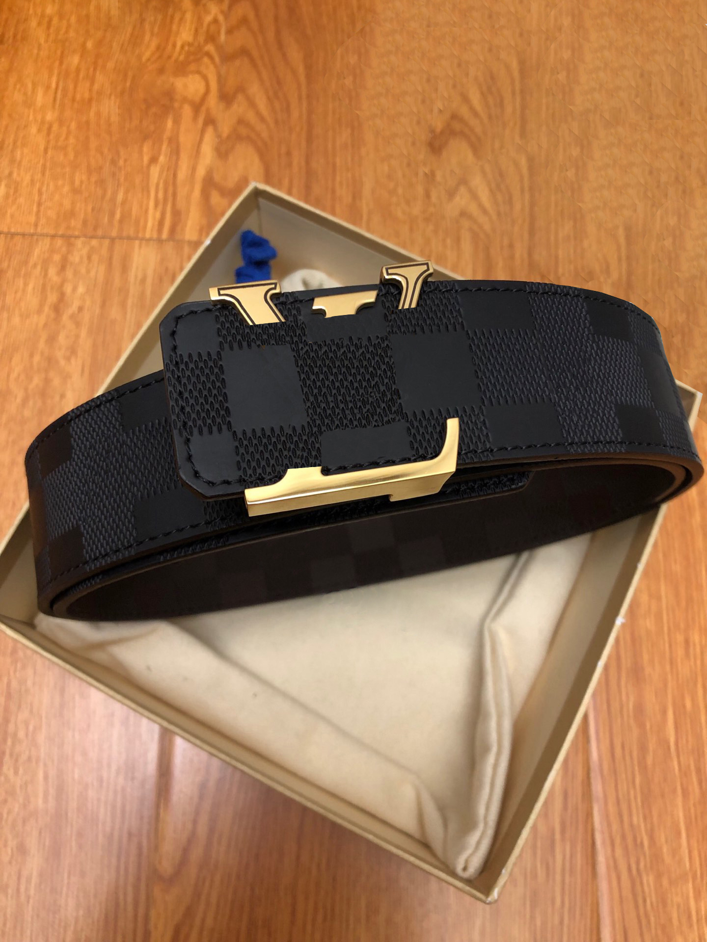 

Classic Men Designers Belts Alloy V belt for mens with high quality full-grain top leather, Customize